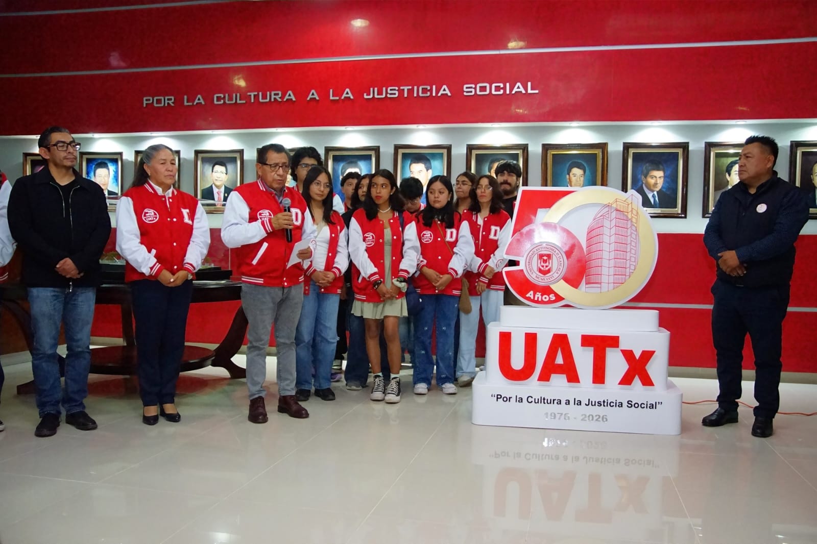 Estudiantes de Diseño Gráfico entregan al Rector obra conmemorativa por los 50 años de la UATx